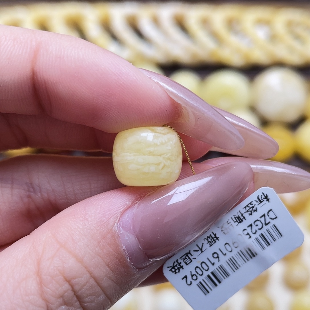 琥珀未镶嵌裸石11.9*9.7mm老型瑕