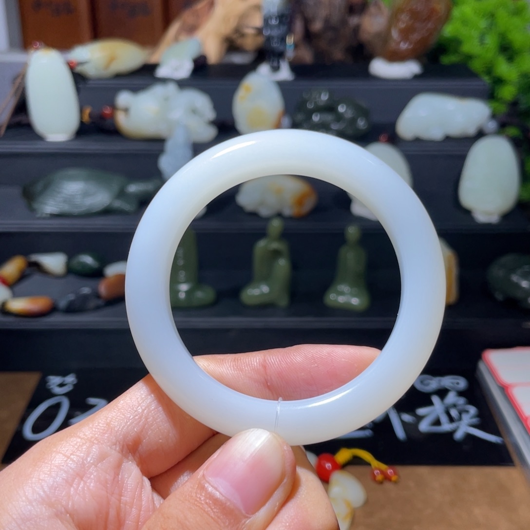 小***子颈饰未镶嵌和田玉（白玉）
