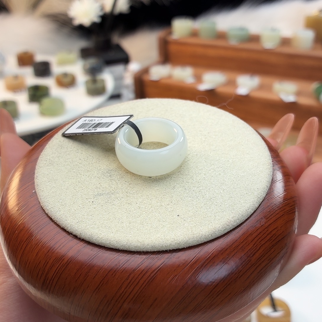 和田玉未镶嵌戒指白色轮胎15.8j33