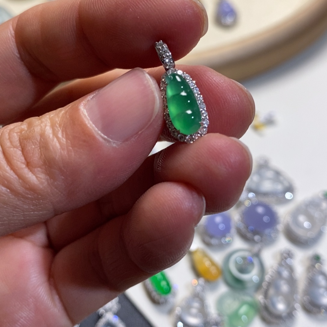 翡翠18K金镶嵌吊坠(不含链)福豆