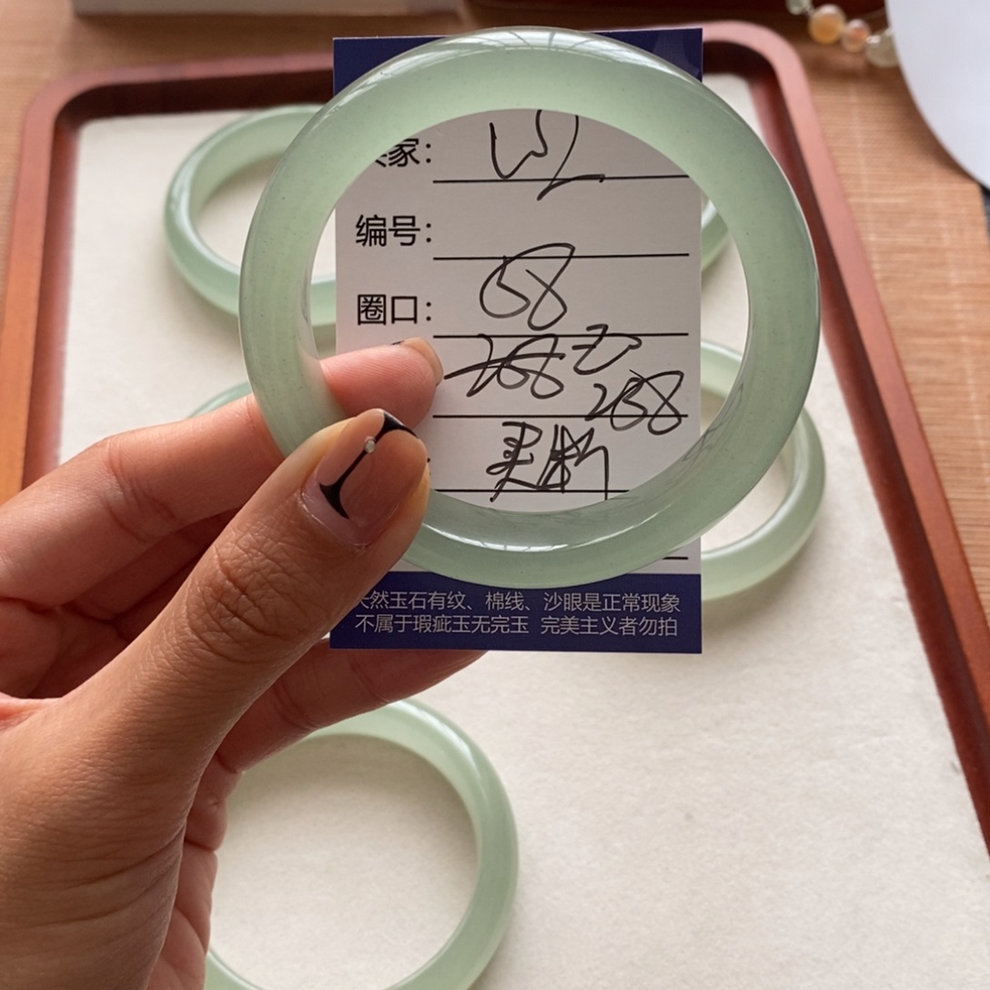 早***学石英质玉未镶嵌手镯