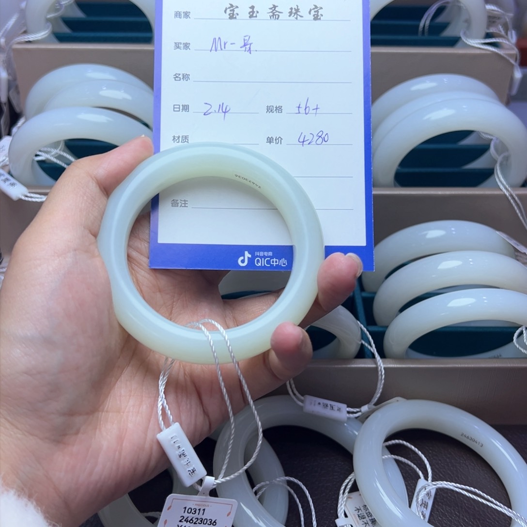 和田玉手镯未镶嵌M**哥