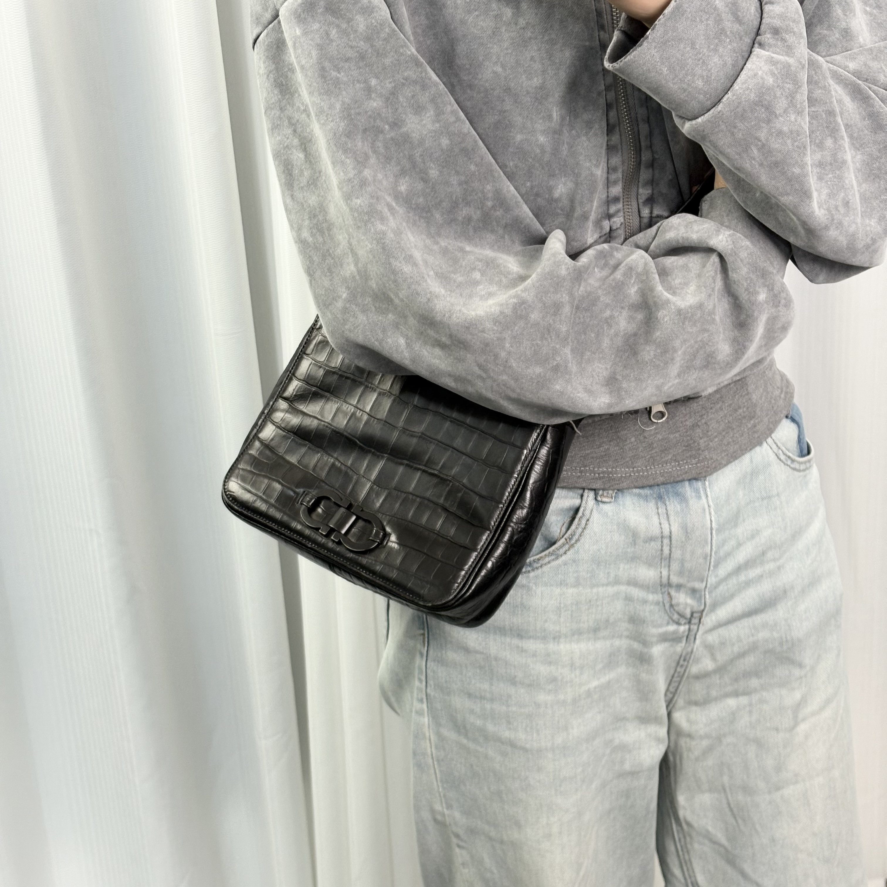 95新 FERRAGAMO/菲拉格慕 黑色鳄鱼皮纹豆腐斜挎包 db