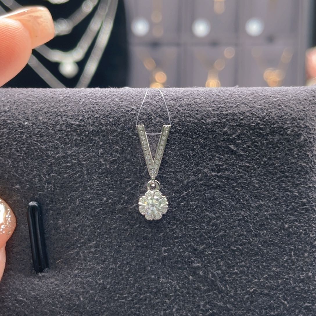钻石吊坠(不含链)18K金镶嵌吊坠