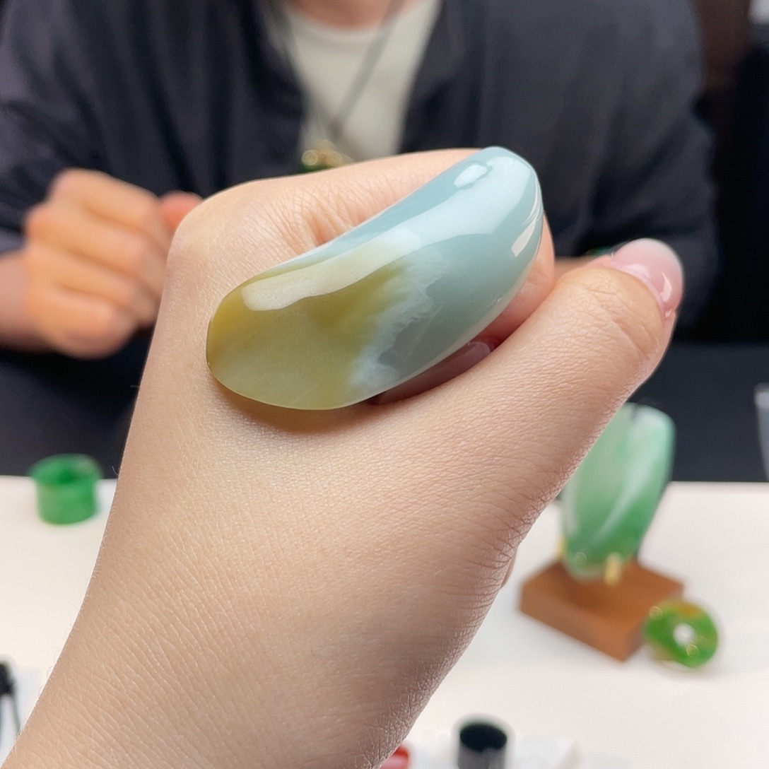 翡翠未镶嵌颈饰逍遥游