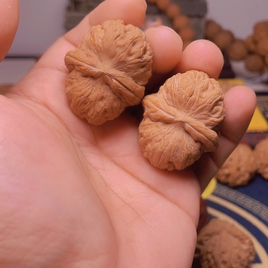 文玩核桃吊坠39色差浮黄元宝