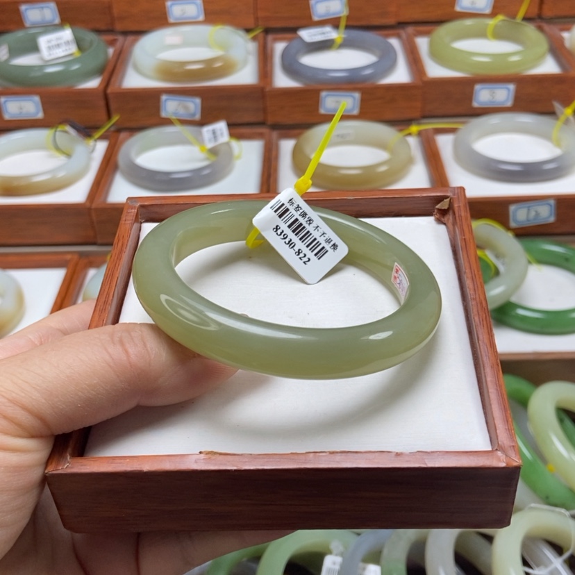 【闪购商品】和田玉手镯未镶嵌58