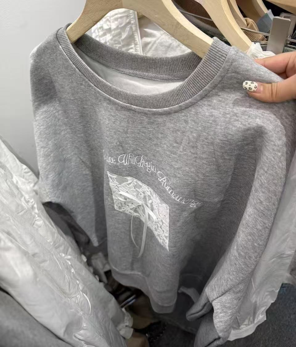 （闹闹宇宙）东大门刺绣蕾丝蝴蝶结条纹卫衣女甜酷长袖2025春C397