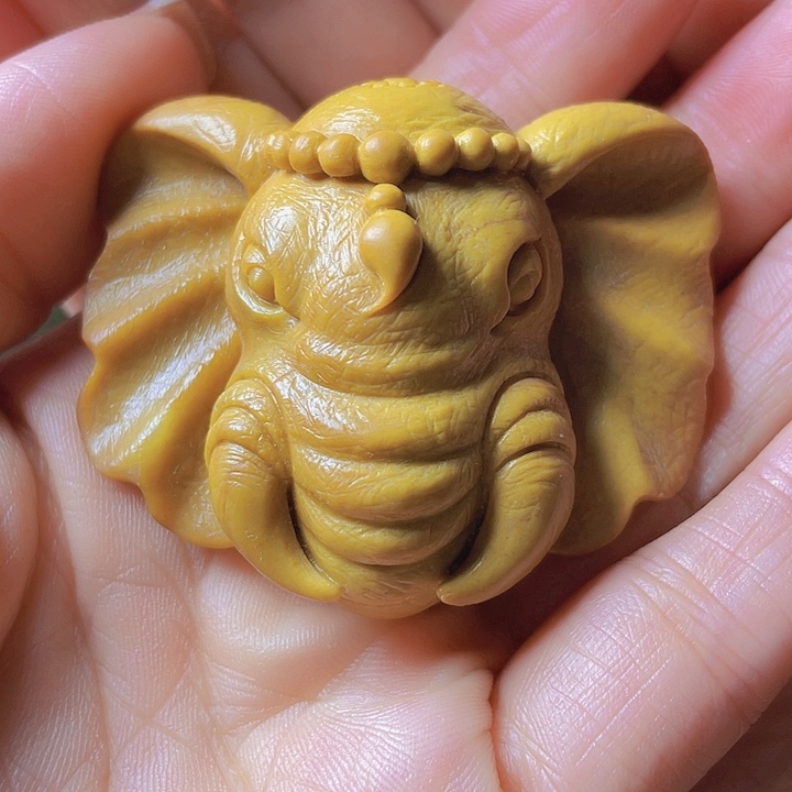 未镶嵌岫岩河磨玉（透闪石质玉）把件
