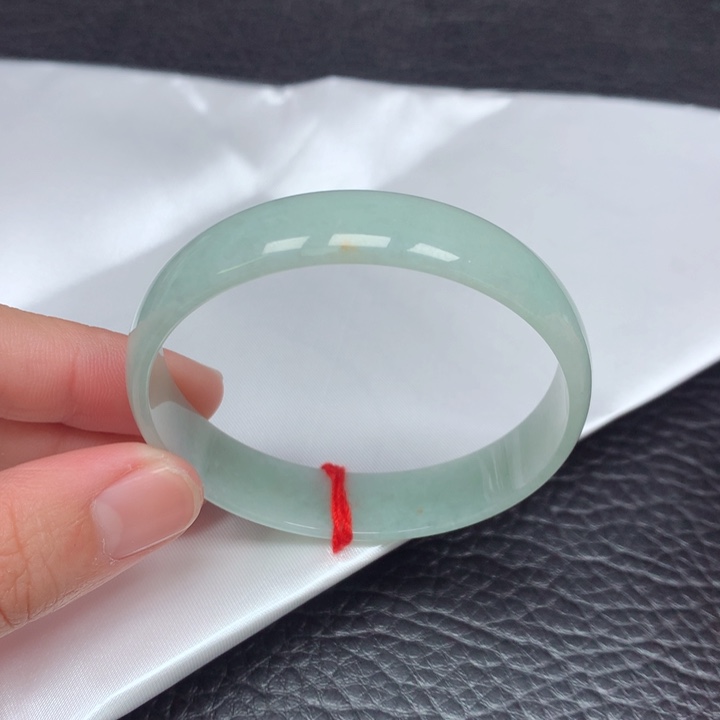 翡翠手镯未镶嵌。