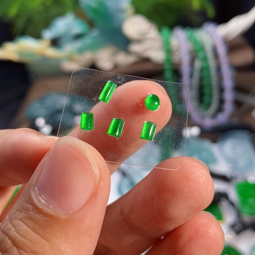 定制翡翠未镶嵌土***逗炸光绿一手