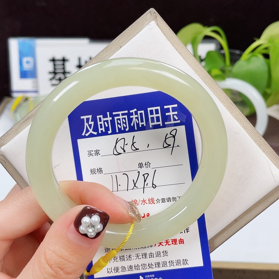 和田玉手镯未镶嵌