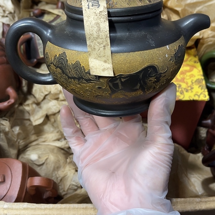 茶壶紫砂原矿泥料，手工制作的一把紫砂壶。
