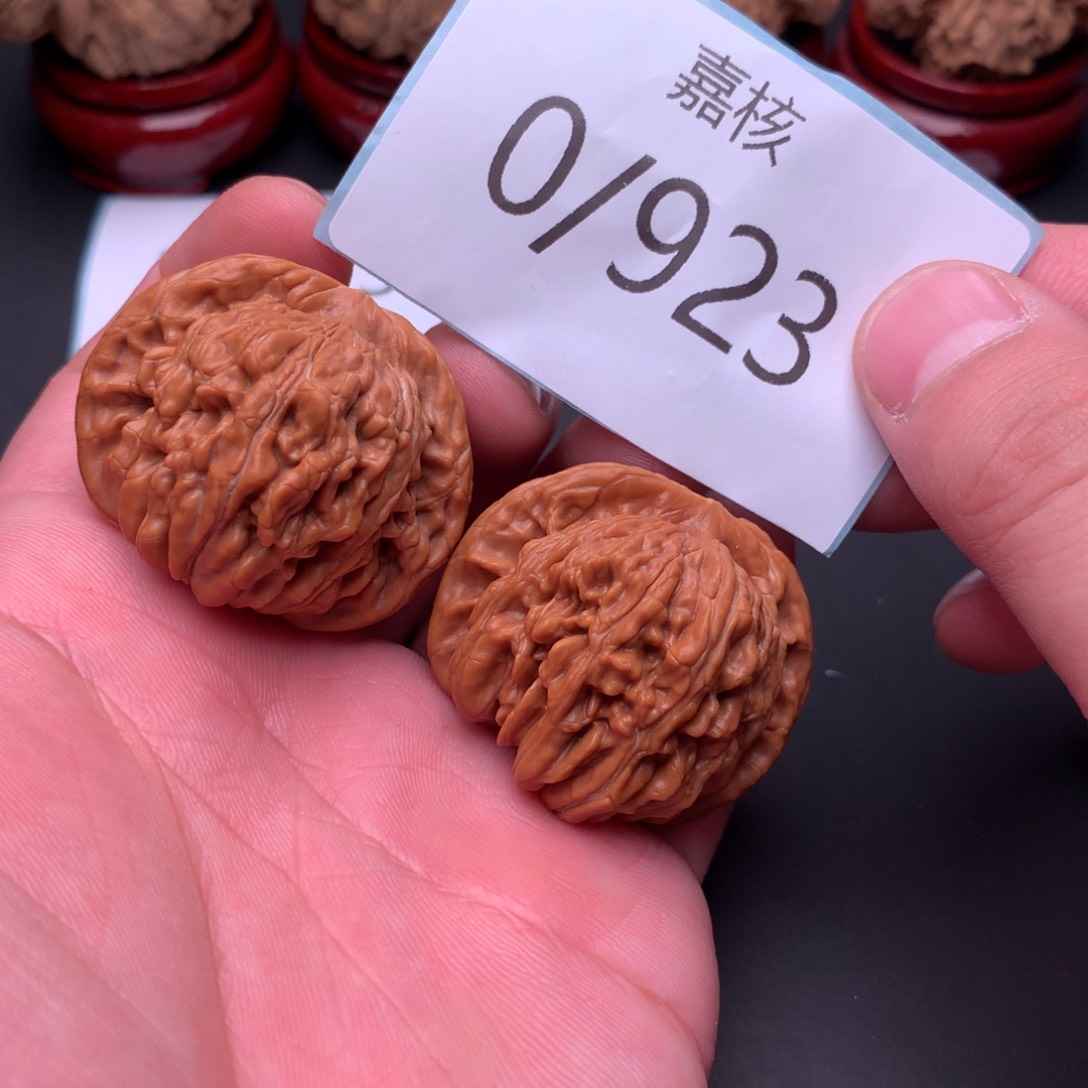 文玩核桃把件全品红皮汉高楼39