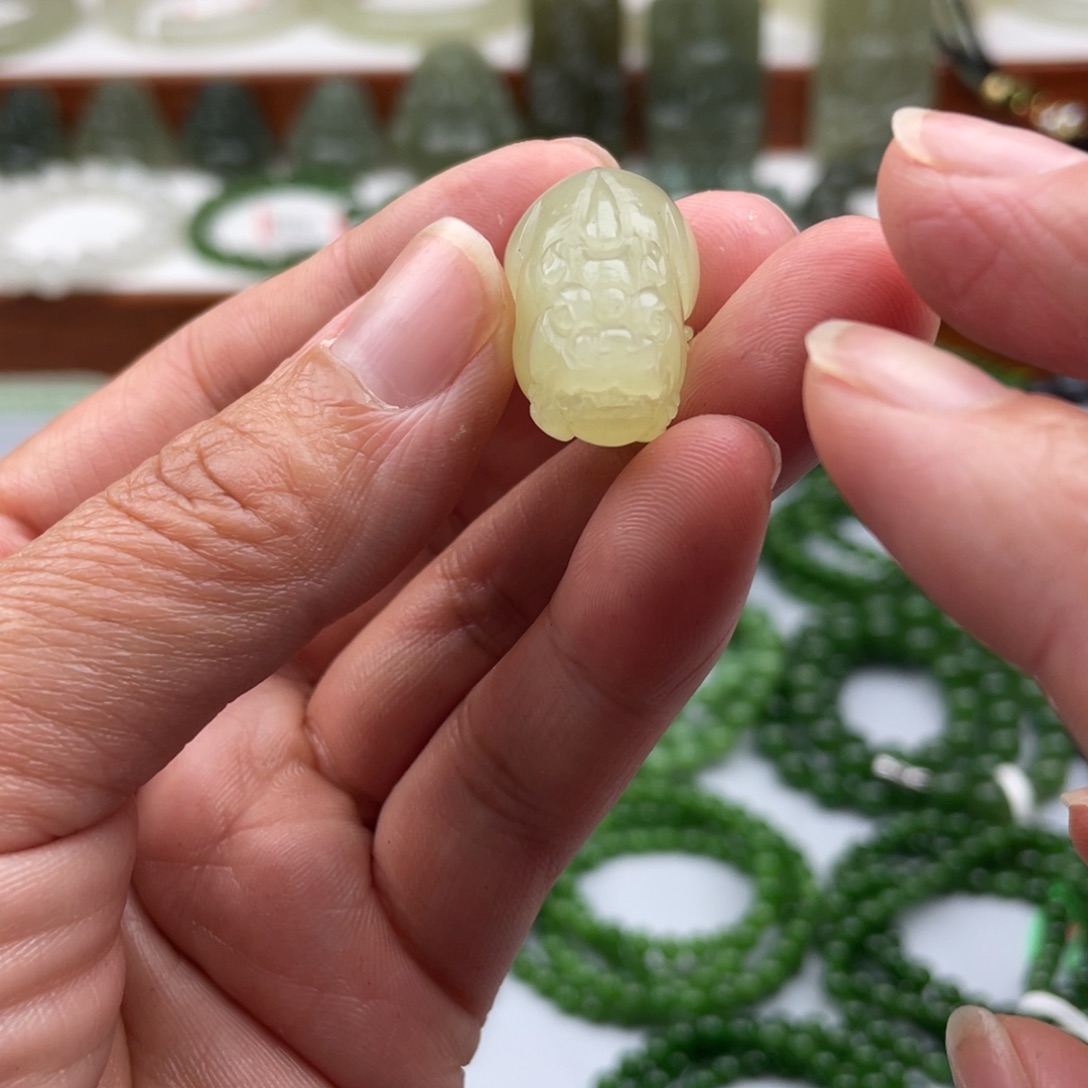 和田玉未镶嵌颈饰