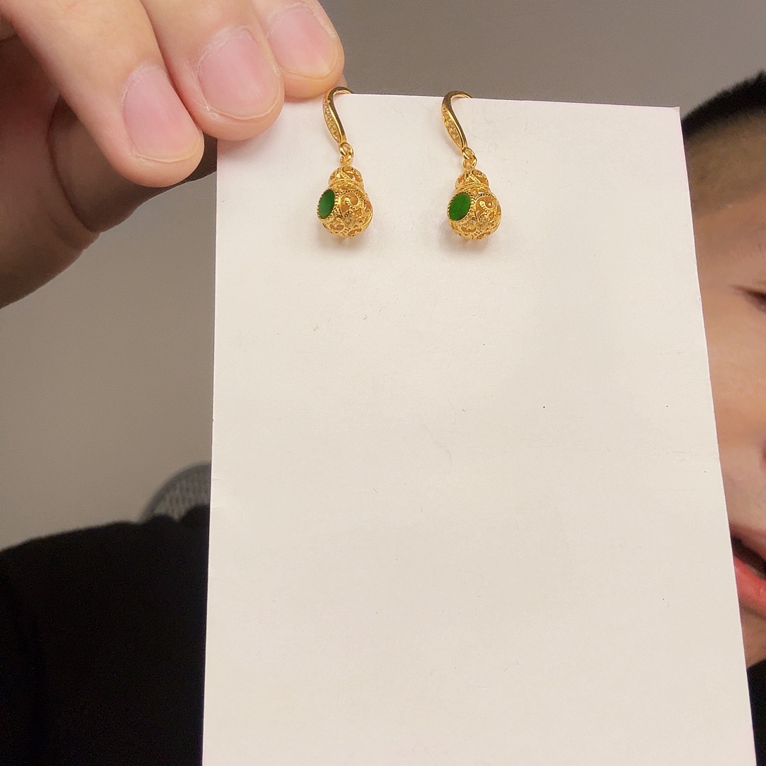 翡翠未镶嵌颈饰一对