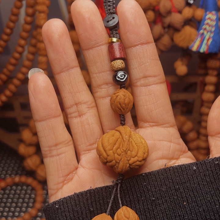 木质类龙纹桃枭挂件