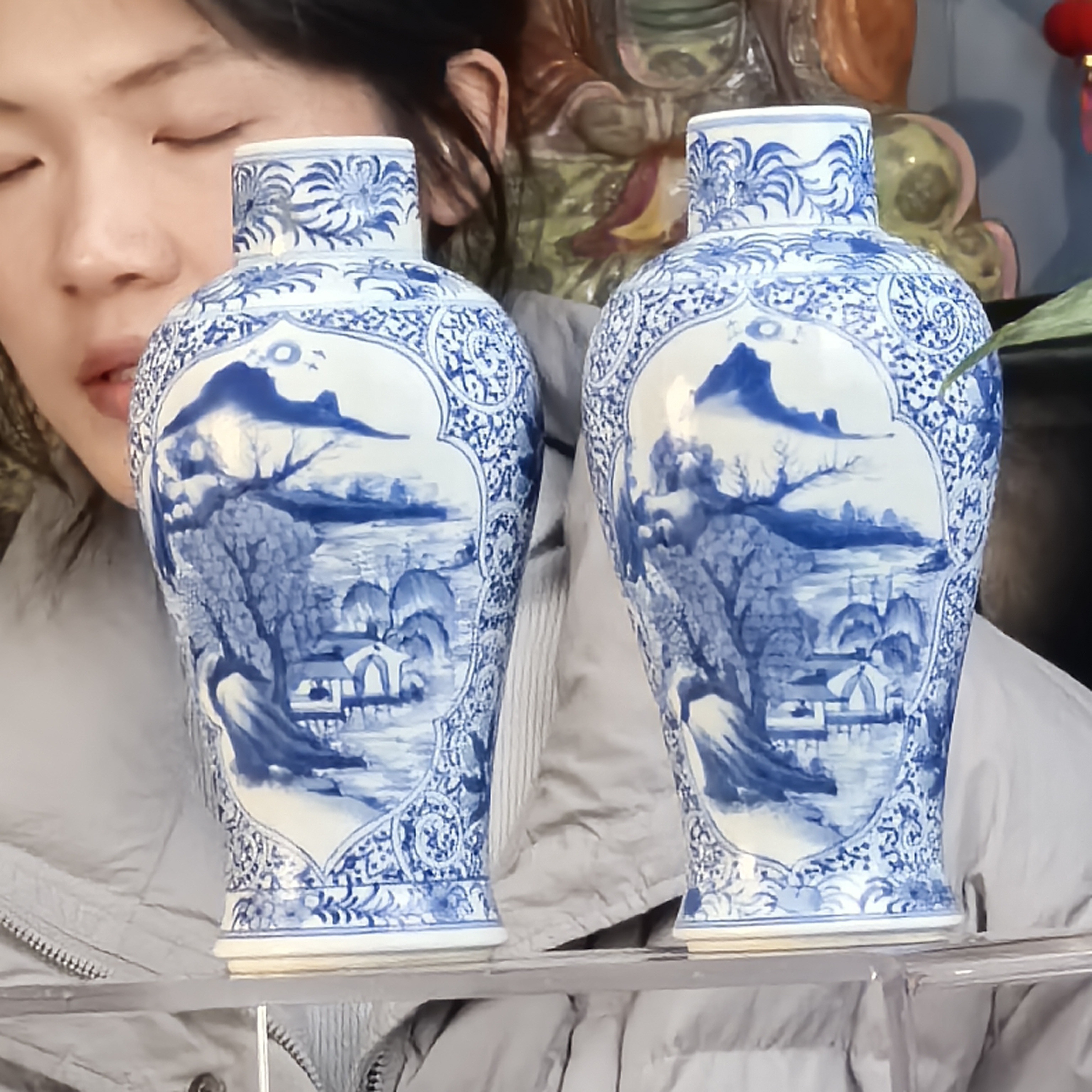 青花山水鱼尾瓶一对