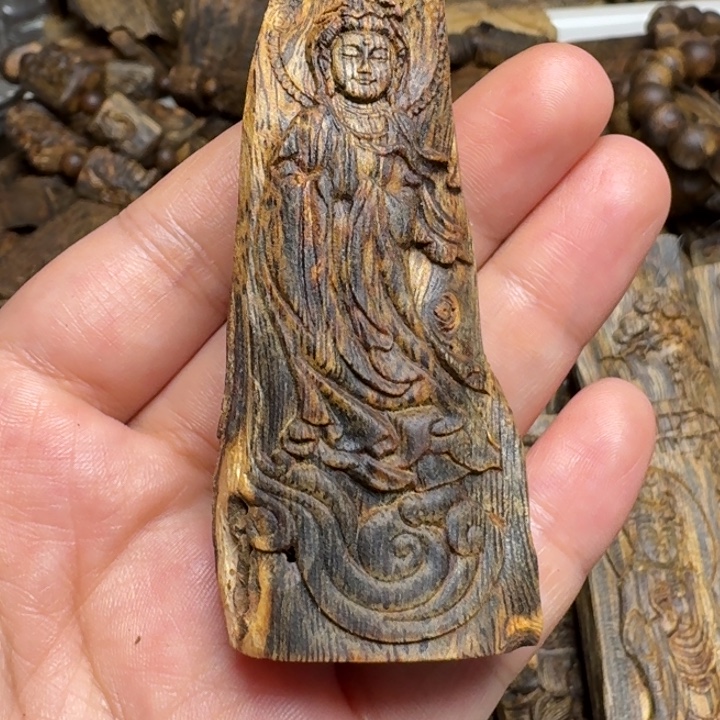 勤***范沉香碎屑沉香老白棋虫漏雕刻牌老料