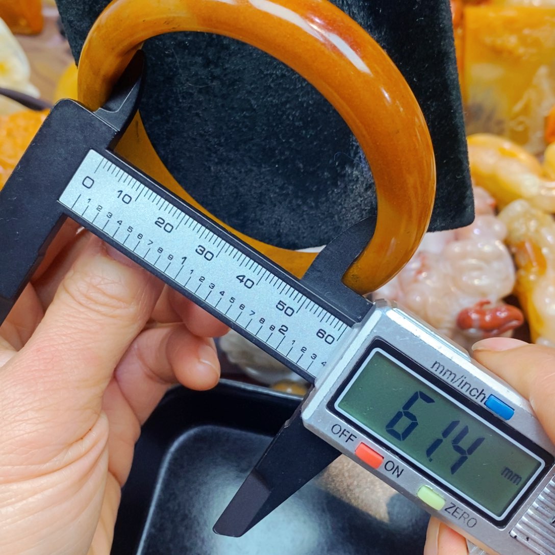 未镶嵌石英质玉（黄龙玉）手链