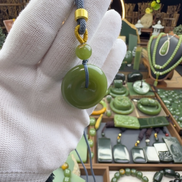 黄***赛岫岩河磨玉（透闪石质玉）未镶嵌颈饰