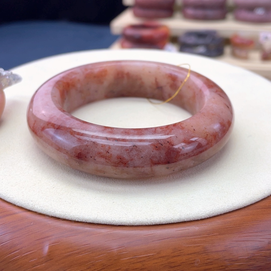 娇***╮石英岩玉手镯未镶嵌