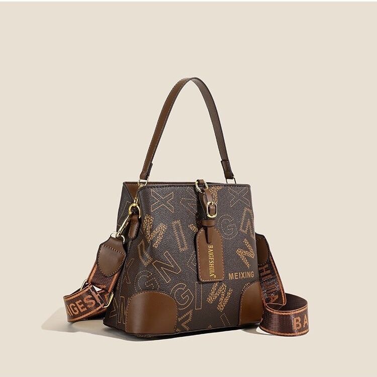 中国风风简约风熊单根轻奢风斜挎包女士水桶包轻奢秋冬