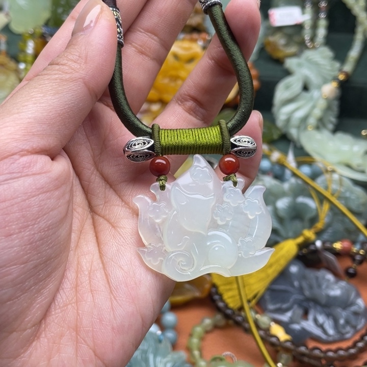 蛇纹石玉吊坠合金