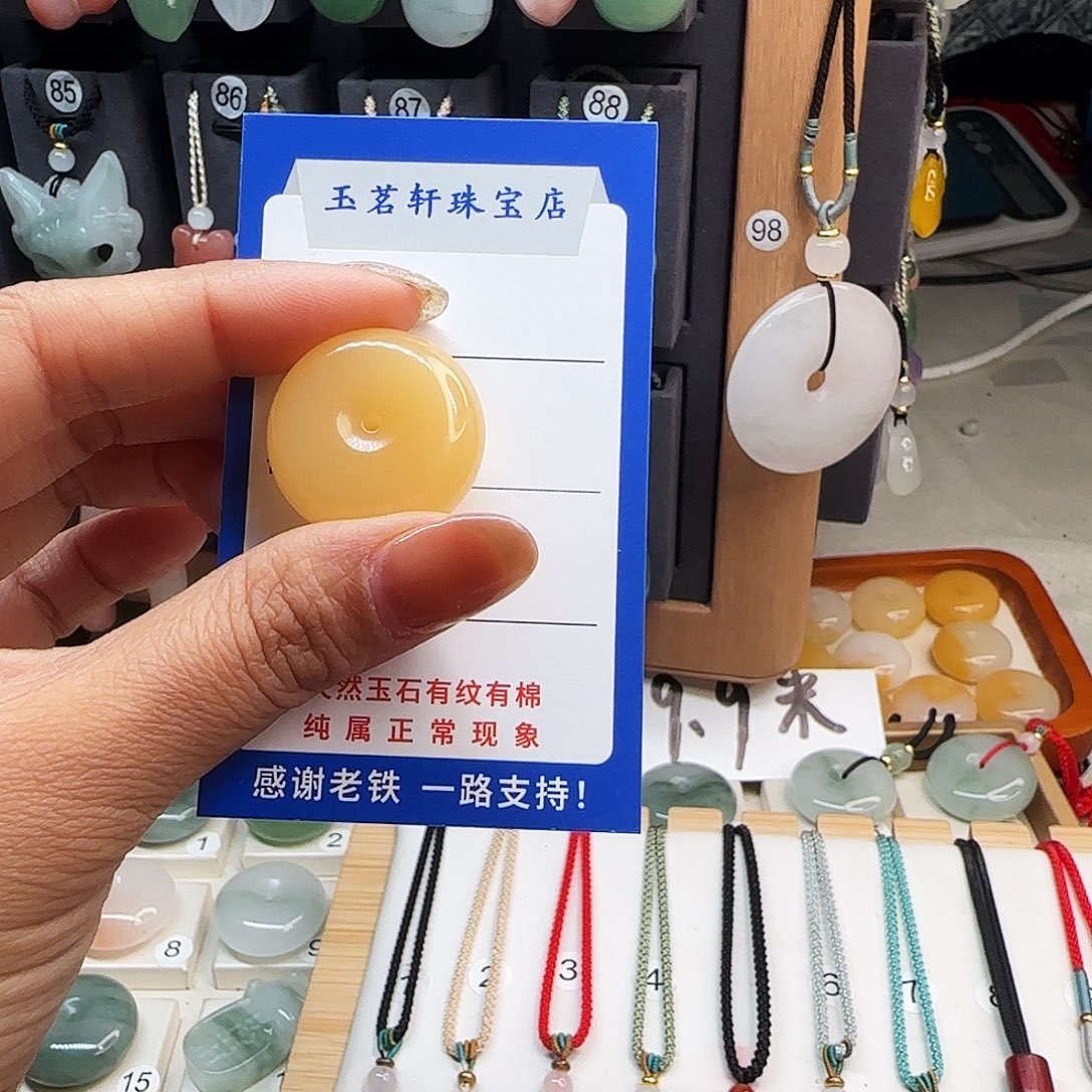 石英质玉未镶嵌颈饰