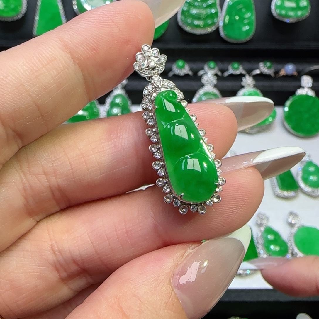 翡翠18K金镶嵌颈饰豆子