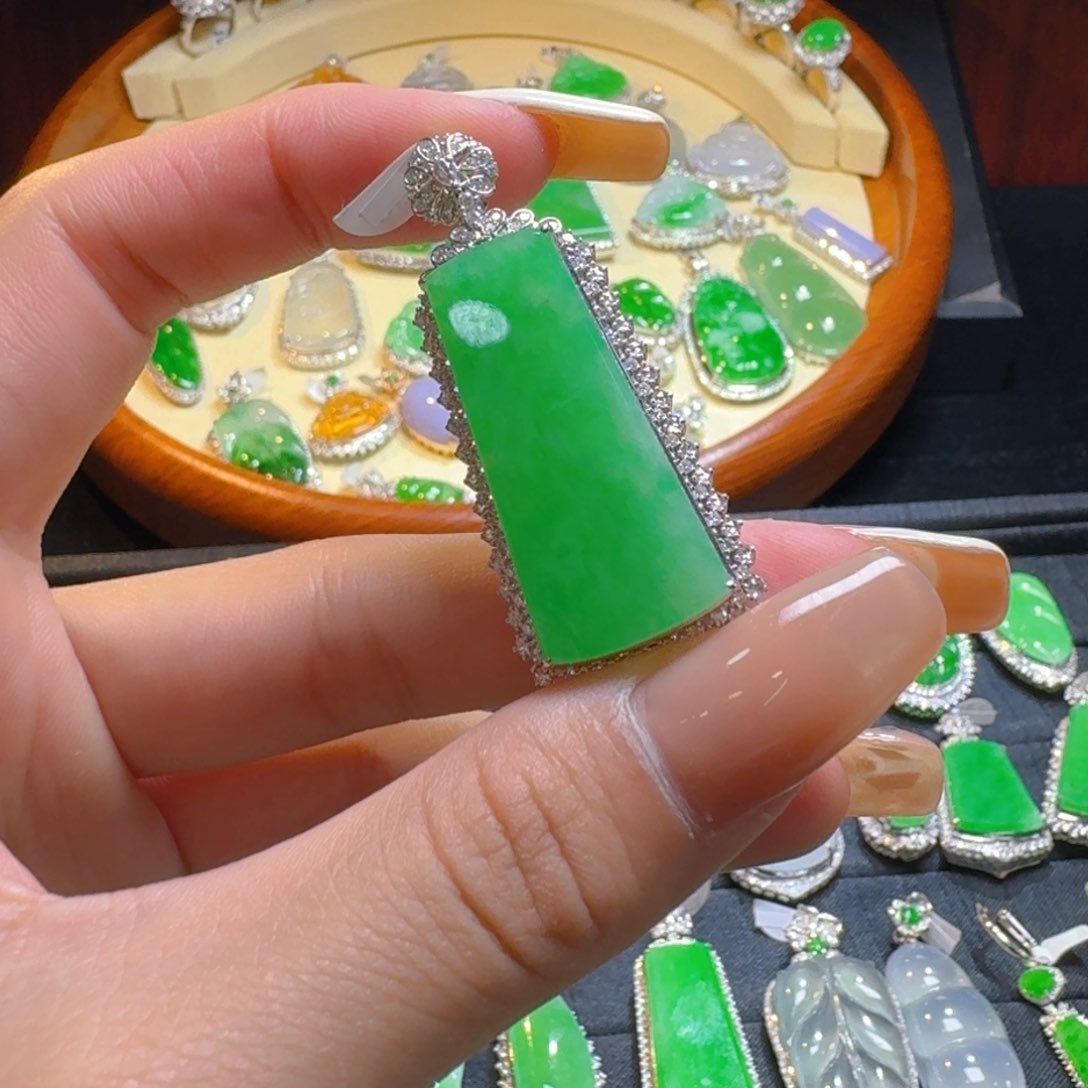 翡翠18K金镶嵌颈饰无事牌吊坠