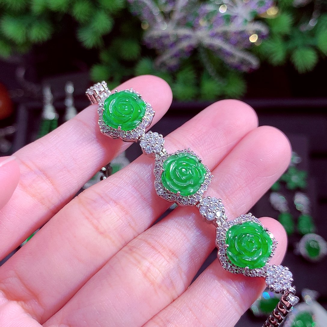 颈饰未镶嵌翡翠天然