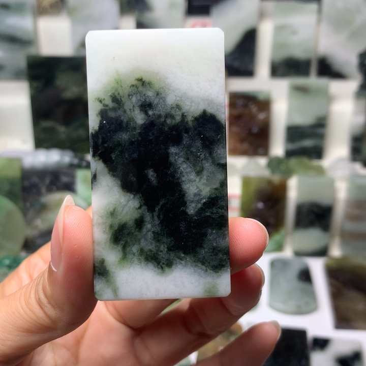 双***虹独山玉未镶嵌颈饰