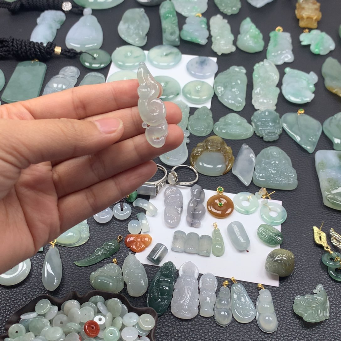 翡翠颈饰未镶嵌蛇