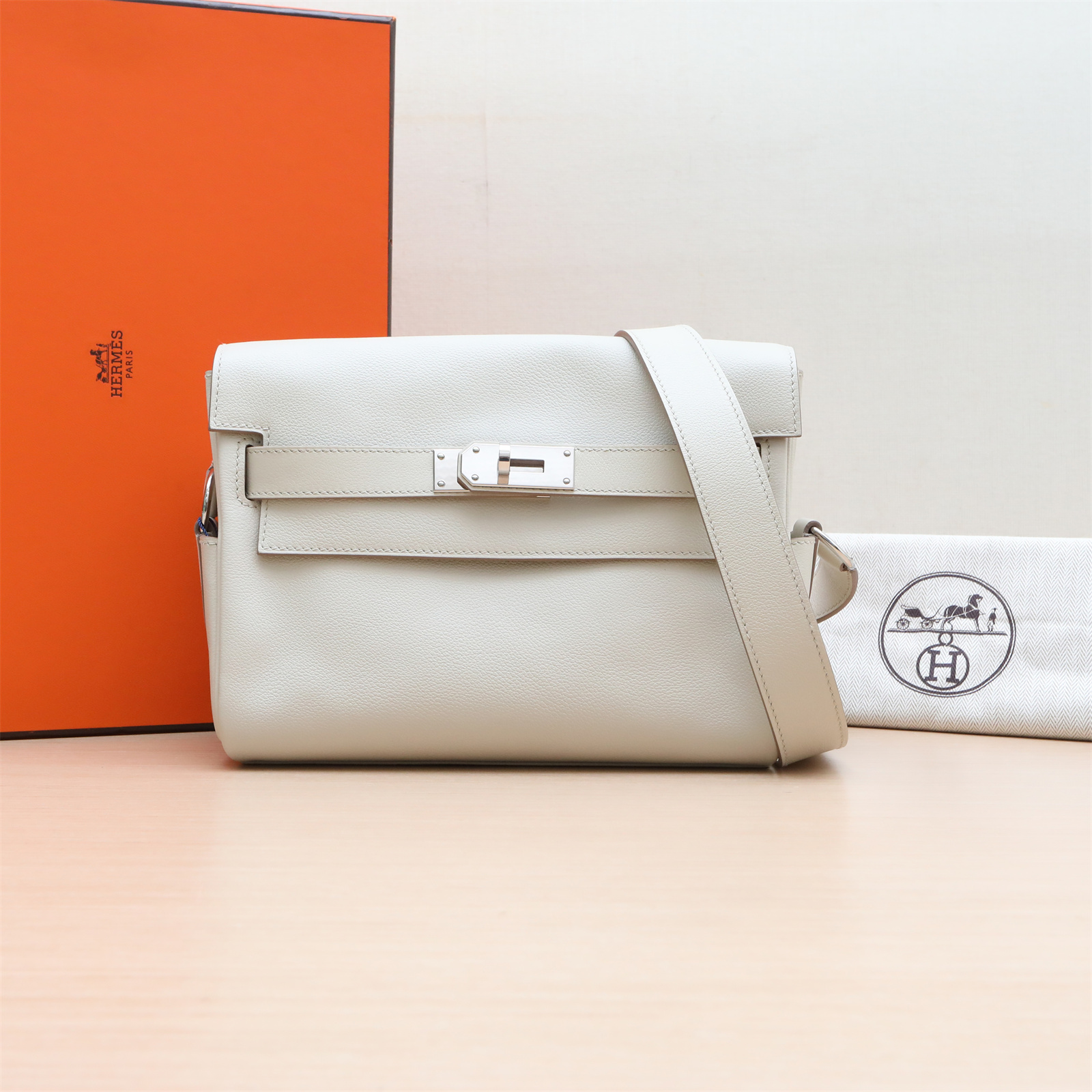 99新 Hermes/爱马仕 小花姑姑487254Kelly 邮差包 冰川白B刻