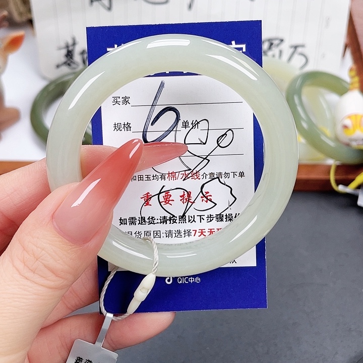 和田玉手镯未镶嵌