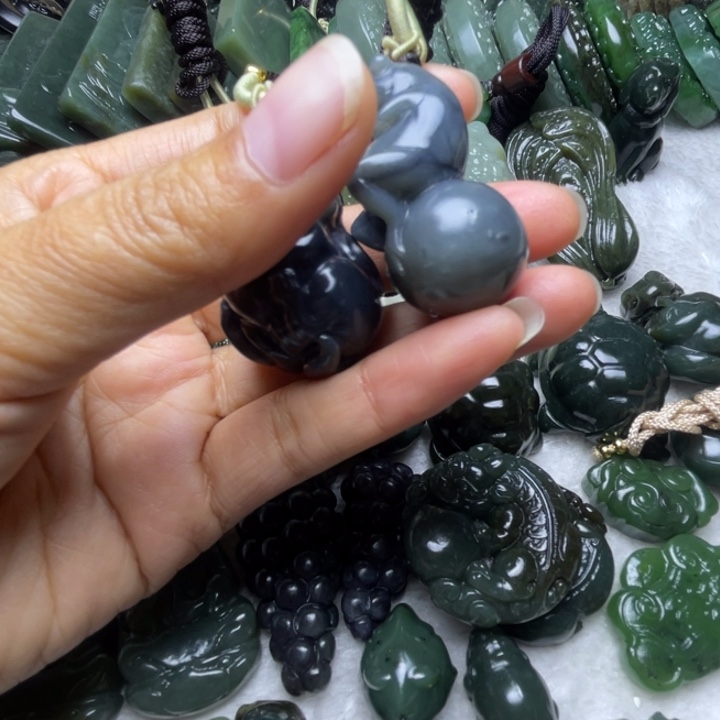 冷***血和田玉未镶嵌颈饰