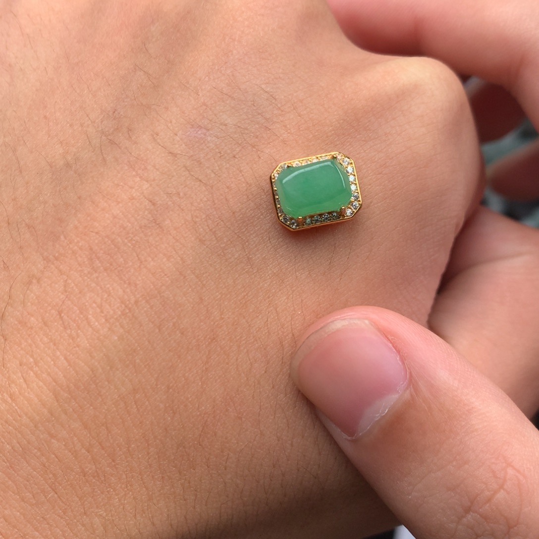 翡翠未镶嵌颈饰你是