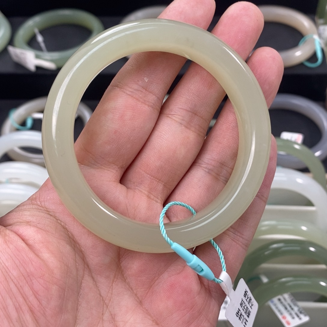 和田玉手镯未镶嵌5657有纹