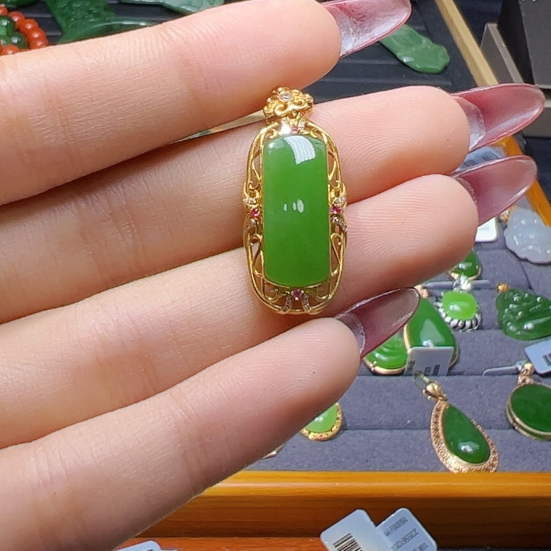 和田玉18K金镶嵌吊坠(赠链)