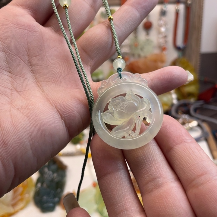 蛇纹石玉吊坠未镶嵌