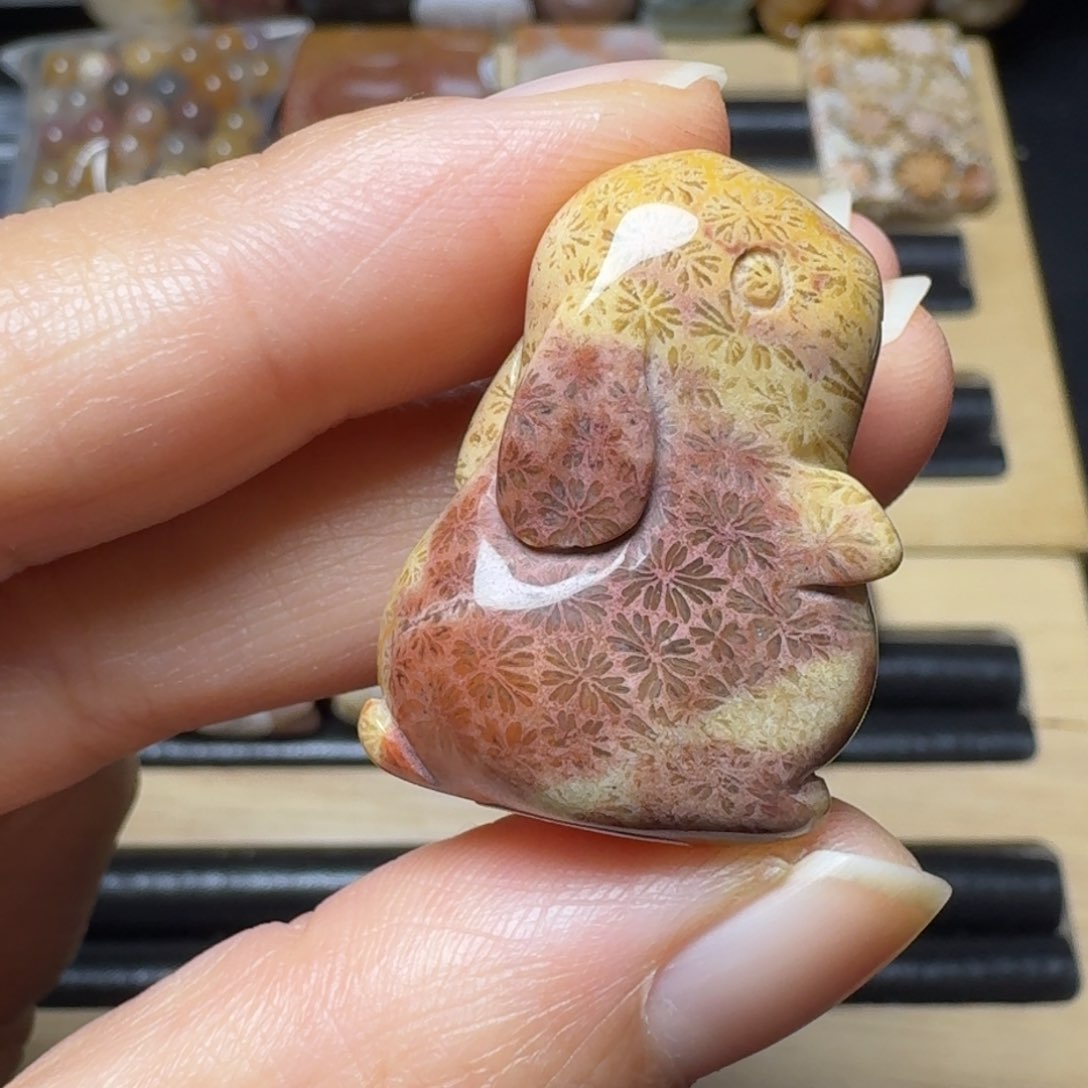 硅化玉彩枫叶 宰相兔，特价未镶嵌