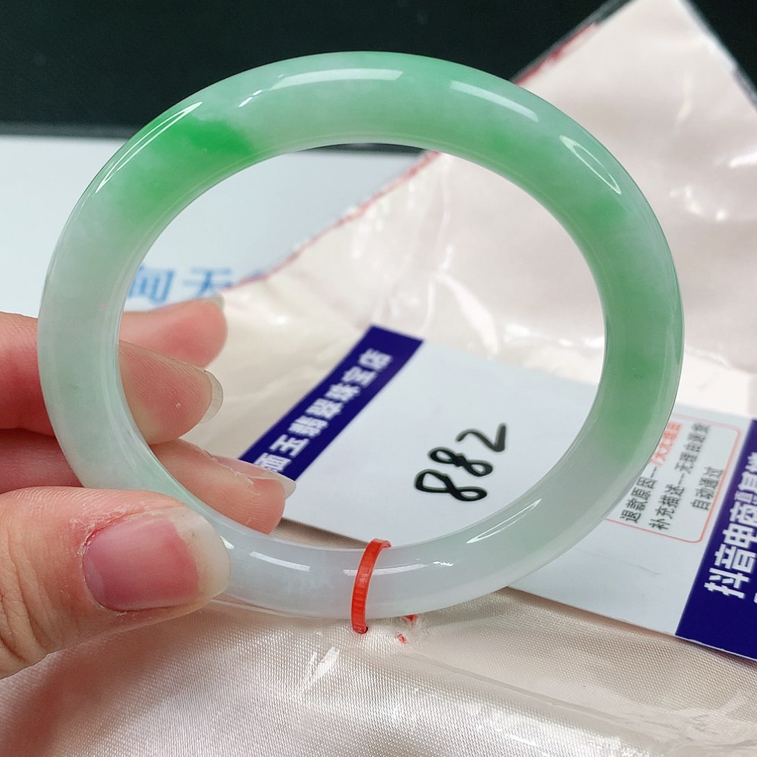 翡翠手镯未镶嵌翡翠