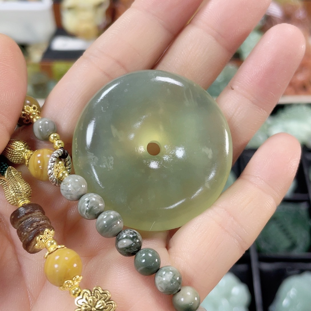 蛇纹石玉颈饰未镶嵌