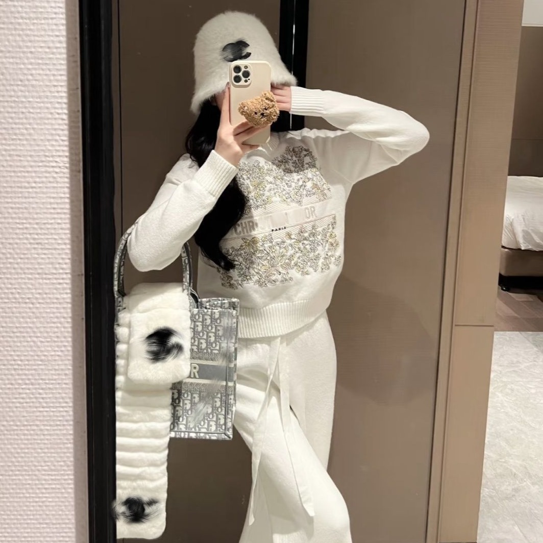 五角星刺绣白色针织衫女2024新款春秋宽松高级感上衣小香风毛衣