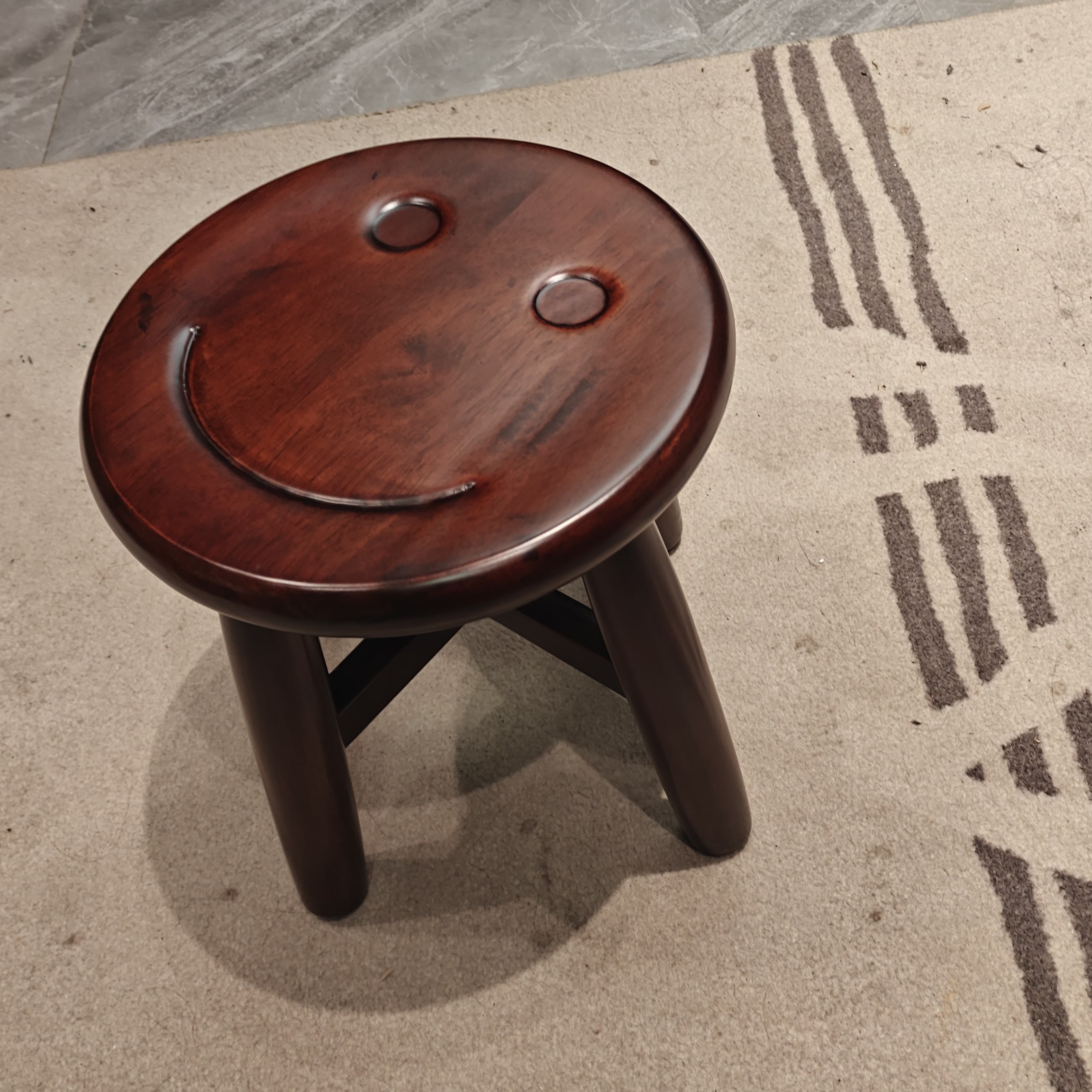 包邮实木笑脸凳适合客厅使用