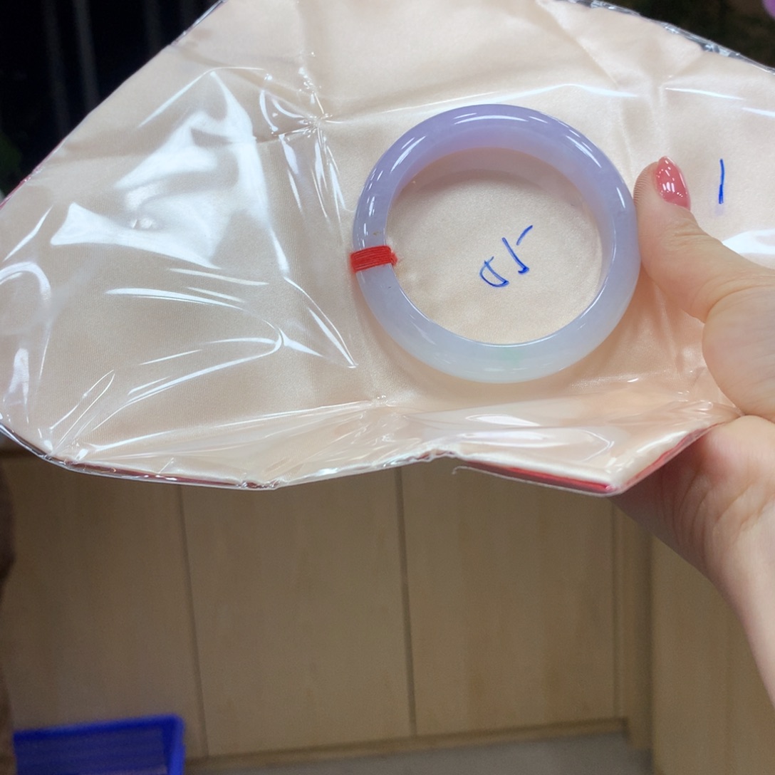 翡翠手镯未镶嵌不退不换