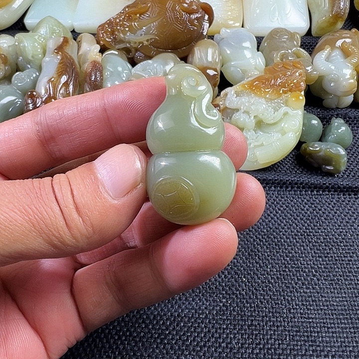 小***子和田玉未镶嵌吊坠(不含链)