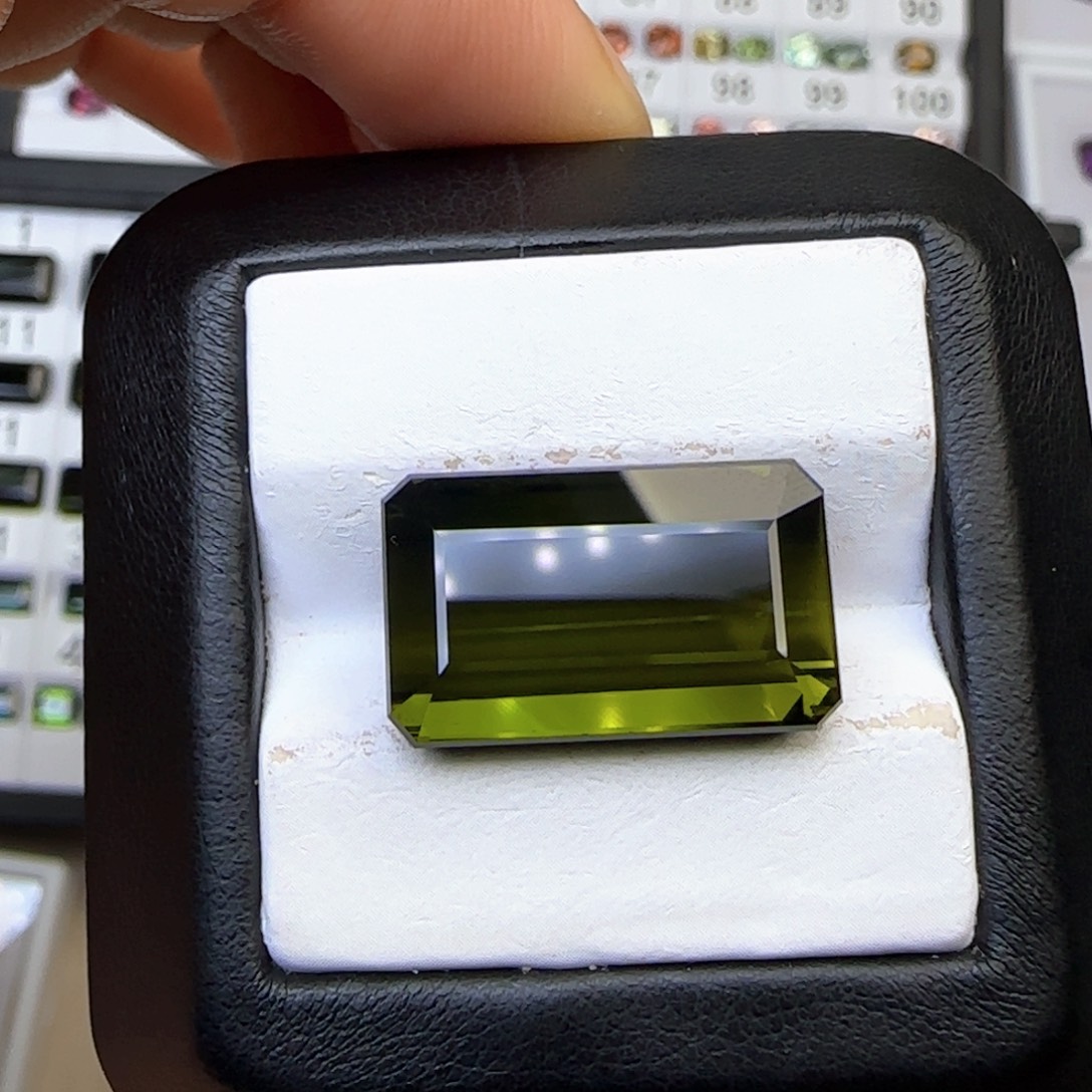 未镶嵌珠宝半成品碧玺21.66克拉