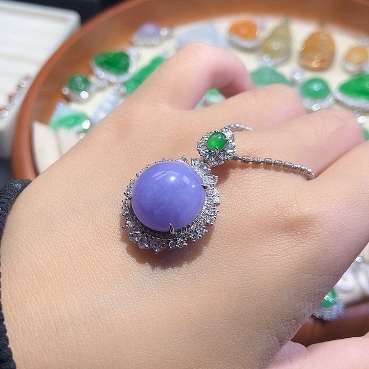 颈饰18K金镶嵌翡翠